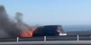 Un coche sale ardiendo en la AP-7 a su paso por Benalmádena