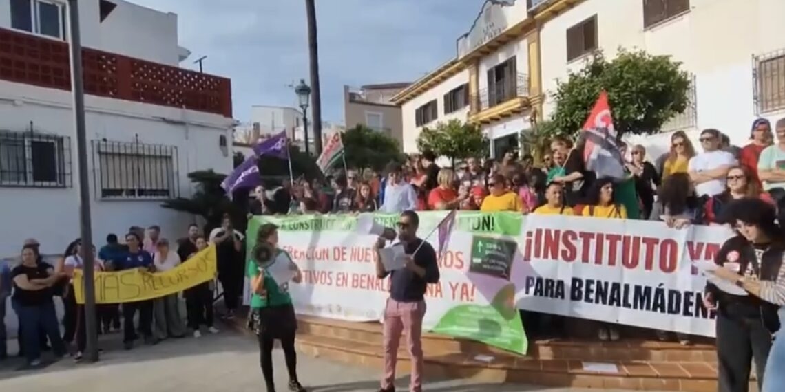 La comunidad educativa de Benalmádena sale a la calle a defender la educación pública