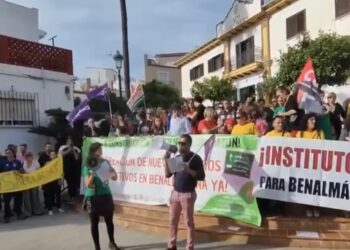 La comunidad educativa de Benalmádena sale a la calle a defender la educación pública