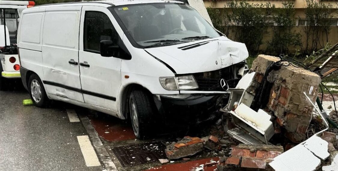 Una furgoneta termina empotrada contra un muro en la urbanización Riviera del Sol