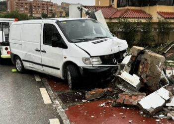 Una furgoneta termina empotrada contra un muro en la urbanización Riviera del Sol