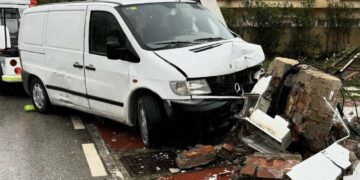 Una furgoneta termina empotrada contra un muro en la urbanización Riviera del Sol