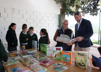 Mijas dona más de doscientos libros a la escuela rural de Entrerríos