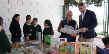 Mijas dona más de doscientos libros a la escuela rural de Entrerríos