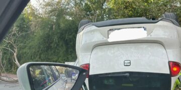 Vuelca un vehículo en Arroyo de la Miel tras salirse de la vía y chocar contra un árbol