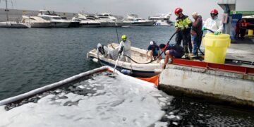Una treintena de efectivos participan en un simulacro de rescate acuático en el Puerto Deportivo Virgen del Carmen y en la playa de El Faro