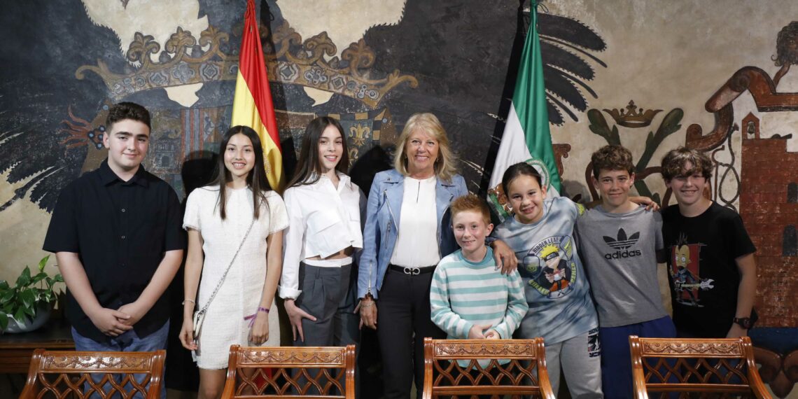 Recepción municipal a la banda de rock infantil ‘Minuto y medio’ y a las cantantes Astrid Verweij y Vera Lukash, representantes marbellíes en ‘La Voz Kids’
