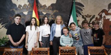 Recepción municipal a la banda de rock infantil ‘Minuto y medio’ y a las cantantes Astrid Verweij y Vera Lukash, representantes marbellíes en ‘La Voz Kids’