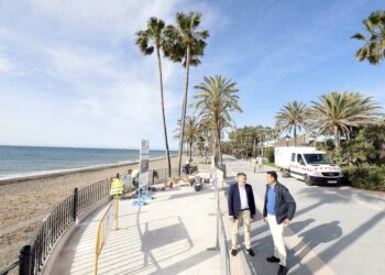 Avanzan las mejoras en el Paseo Marítimo de San Pedro con la renovación de los once accesos a la playa