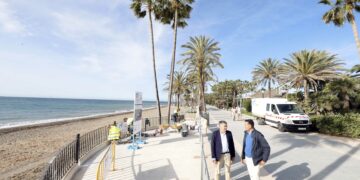 Avanzan las mejoras en el Paseo Marítimo de San Pedro con la renovación de los once accesos a la playa