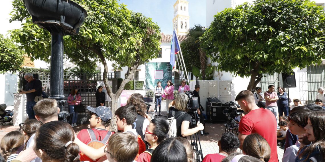 Más de 300 escolares inauguran el festival Marpoética 2024 con la lectura de poemas de creación propia ‘Levantando el verso’