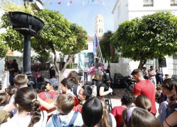 Más de 300 escolares inauguran el festival Marpoética 2024 con la lectura de poemas de creación propia ‘Levantando el verso’