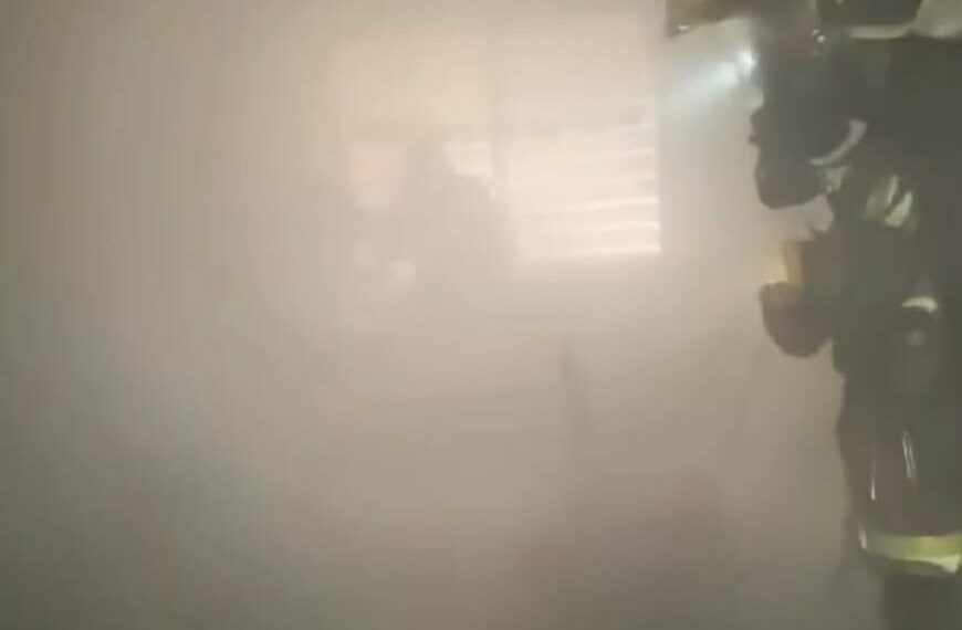 Bomberos sofocan un incendio originado en las aulas del CEIP Antonio Machado de Estepona