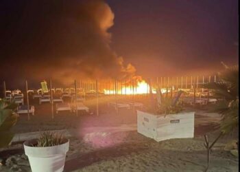 Incendian un negocio de hamacas en La Carihuela, Torremolinos
