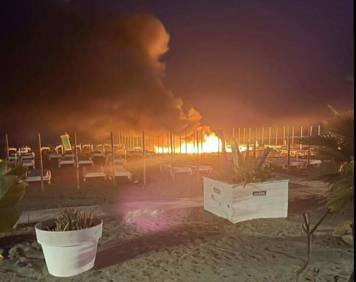 Incendian un negocio de hamacas en La Carihuela, Torremolinos