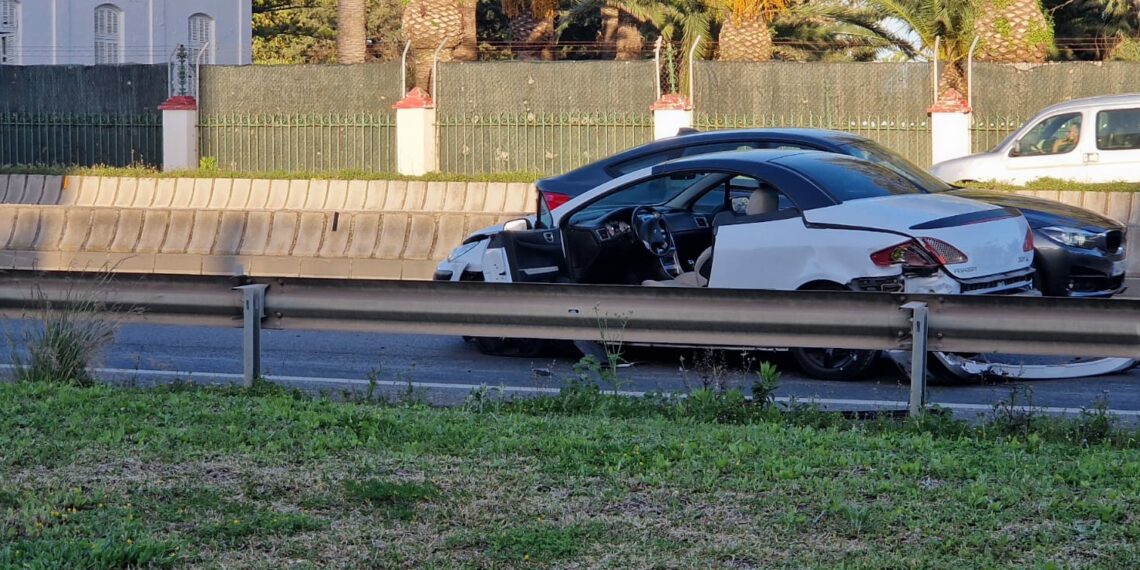 Al menos un herido en un aparatoso accidente en la A-7 en Sabinillas