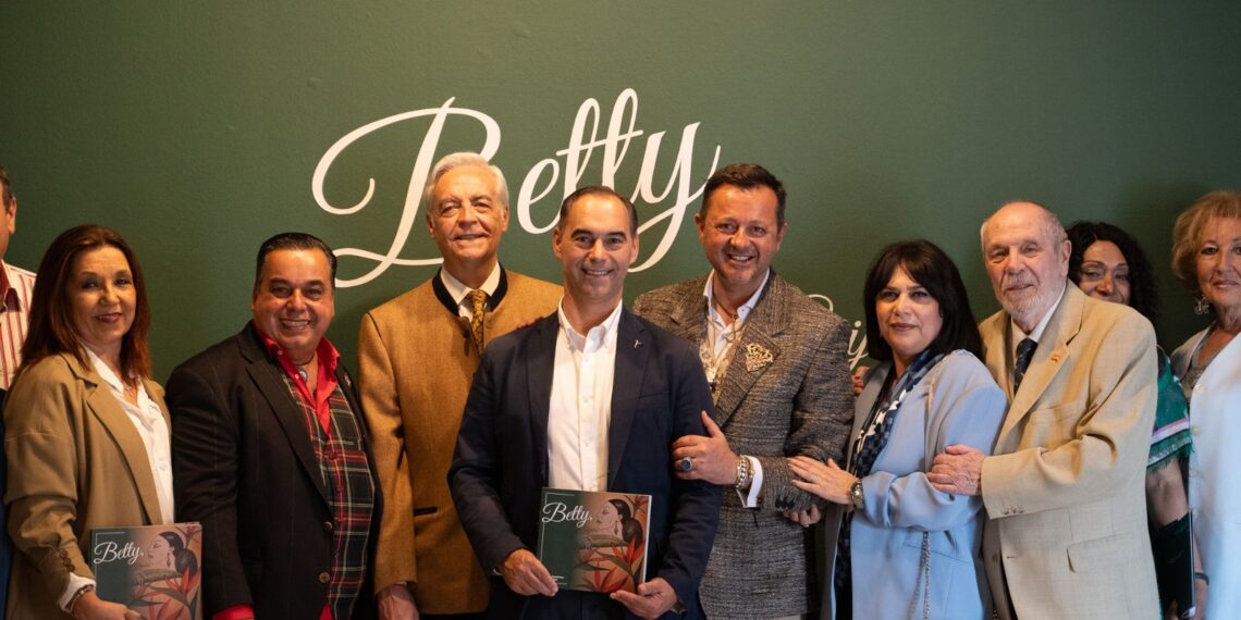 Inaugurada la muestra de Rafael Grijalba dedicada a la artista Betty Missiego en Benalmádena