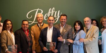 Inaugurada la muestra de Rafael Grijalba dedicada a la artista Betty Missiego en Benalmádena