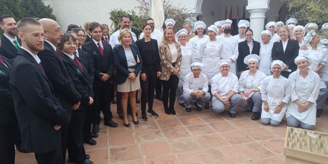 Antiguos alumnos participan en la elaboración del menú de La Fonda con motivo de su XXX aniversario