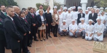 Antiguos alumnos participan en la elaboración del menú de La Fonda con motivo de su XXX aniversario