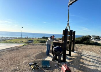 Manilva instala un banco gigante en el camino del Peñoncillo