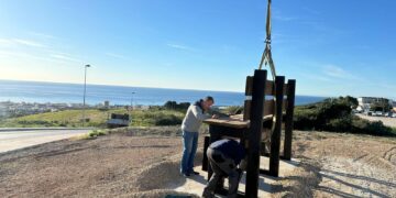 Manilva instala un banco gigante en el camino del Peñoncillo