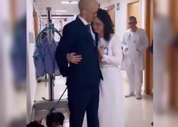 Un joven se casa con su pareja en plena Unidad de Cuidados Paliativos