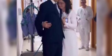 Un joven se casa con su pareja en plena Unidad de Cuidados Paliativos