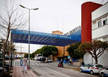 Detienen a un belga que subió a un autobús en Marbella con un fusil de asalto