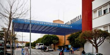 Detienen a un belga que subió a un autobús en Marbella con un fusil de asalto