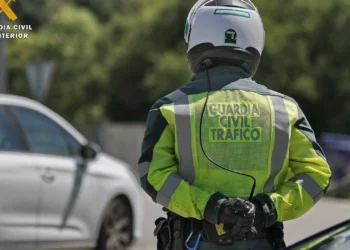Un hombre de 50 años resulta herido en una colisión entre un camión y una furgoneta en Mijas