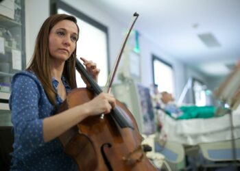 El proyecto «Cultura en vena» se propone llevar música a los hospitales de Málaga