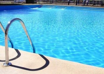 Moreno abre la puerta al llenado de piscinas comunitarias pero lo ve «difícil» para las privadas