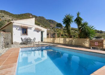 Municipios de la Costa del Sol esperarán a mayo para decidir qué hacer con las piscinas