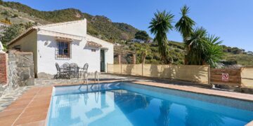 Municipios de la Costa del Sol esperarán a mayo para decidir qué hacer con las piscinas