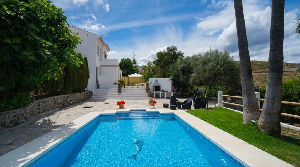 Estepona se adelanta al resto de ayuntamientos y anuncia que permitirá llenar todas sus piscinas