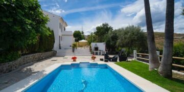 Estepona se adelanta al resto de ayuntamientos y anuncia que permitirá llenar todas sus piscinas