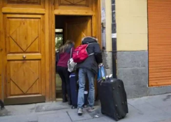 Administradores de fincas y viviendas turísticas firman un código de buenas prácticas para favorecer la convivencia