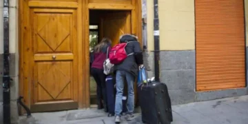 Administradores de fincas y viviendas turísticas firman un código de buenas prácticas para favorecer la convivencia