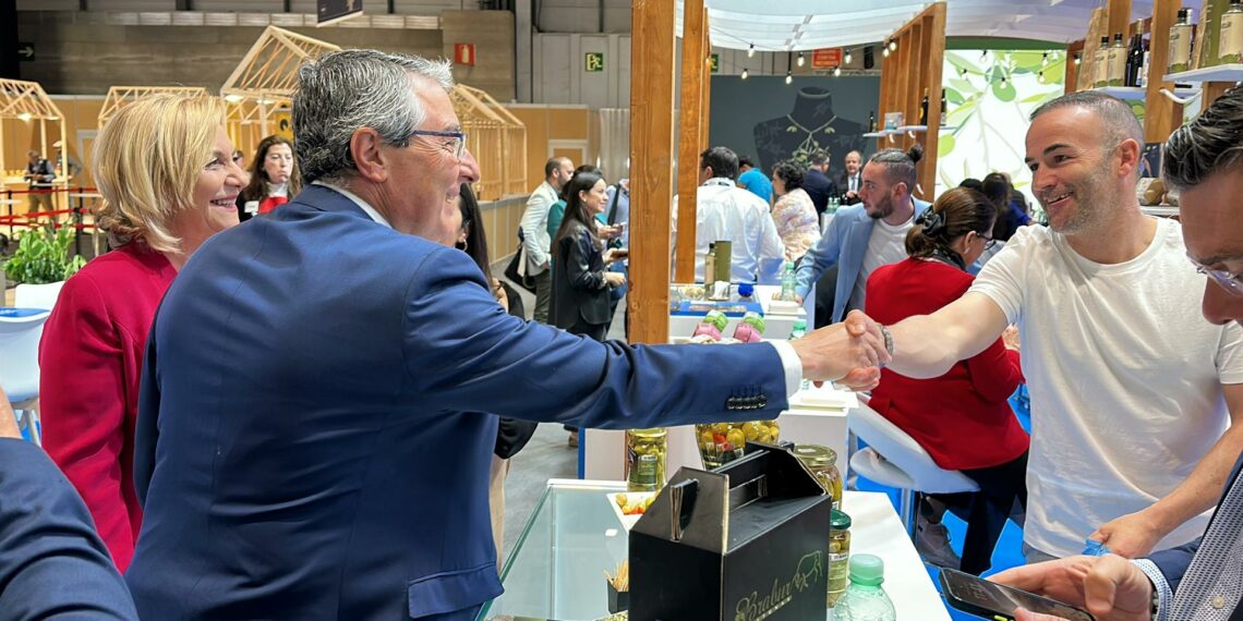 Salado destaca en Salón Gourmets la excelencia de los productos malagueños y su capacidad para generar empleo