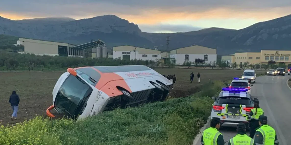Un autobús escolar con 54 alumnos vuelca en Villanueva del Trabuco