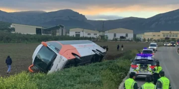 Un autobús escolar con 54 alumnos vuelca en Villanueva del Trabuco