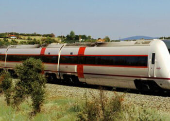 Cortada la línea ferroviaria Málaga-Sevilla después de que un tren arrolle a un tractor
