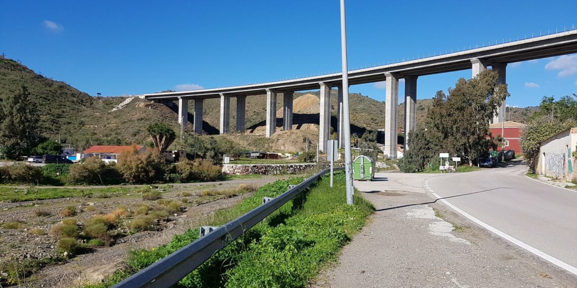 Fallece al caer por un puente de la A7 cuando trataba de huir de la Policía