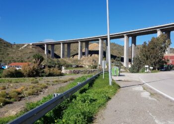 Fallece al caer por un puente de la A7 cuando trataba de huir de la Policía