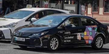 Los VTC reciben casi 100 denuncias por incumplir la normativa en el aeropuerto