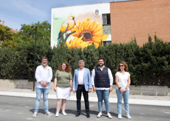 El IES Guadaiza de San Pedro luce un nuevo mural inspirado en el medio ambiente, obra del artista Sake