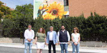 El IES Guadaiza de San Pedro luce un nuevo mural inspirado en el medio ambiente, obra del artista Sake