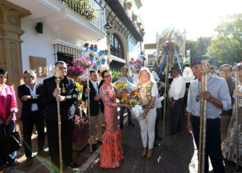 La Hermandad del Rocío inicia su camino hacia la aldea de Almonte