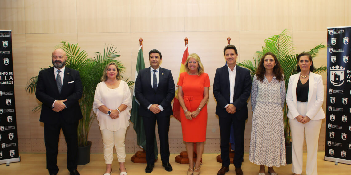 Muñoz destaca la importancia de que los residentes extranjeros se empadronen en la ciudad